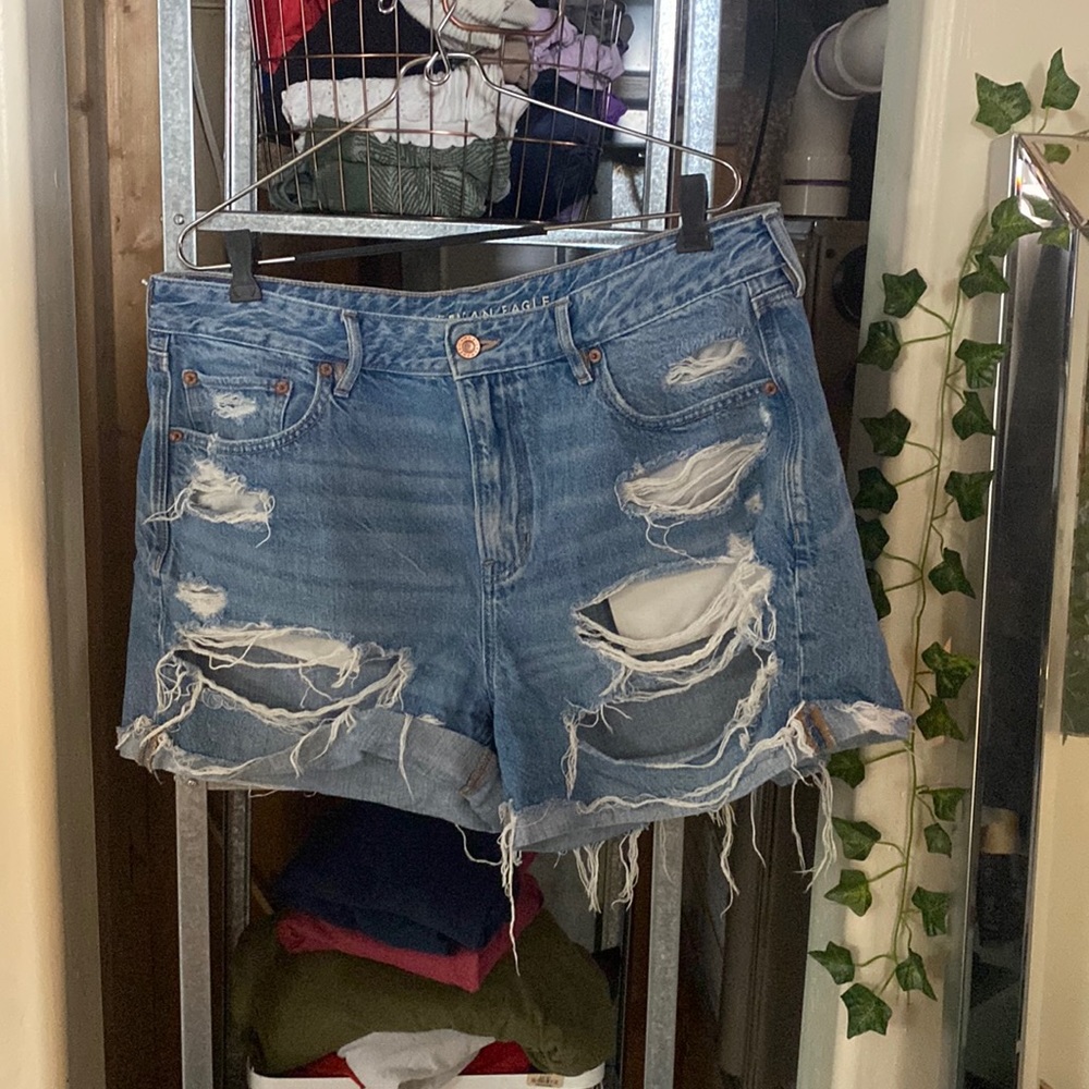 Women’s American Eagle shredded denim cut off shorts size 14